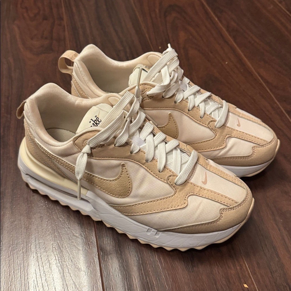 Nike Women's Air Max Dawn 7.5